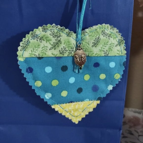 HANDCRAFTED GIFT TAGS - Picture 1 of 3